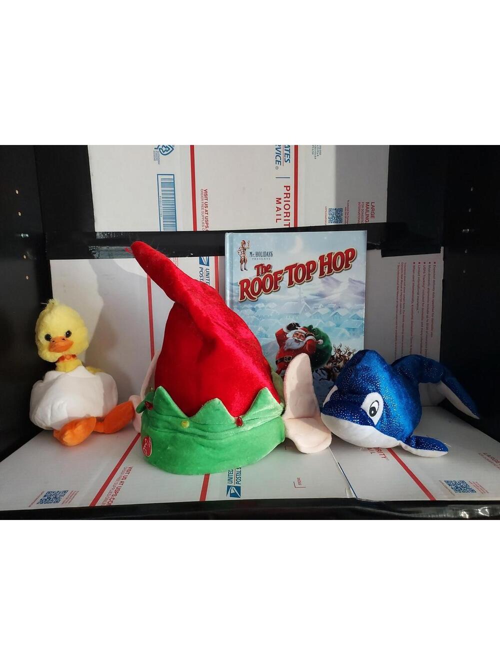 Moving Singing Santa's Elf Hat With Holiday Plushes And Roof Top Hop Book T6#24